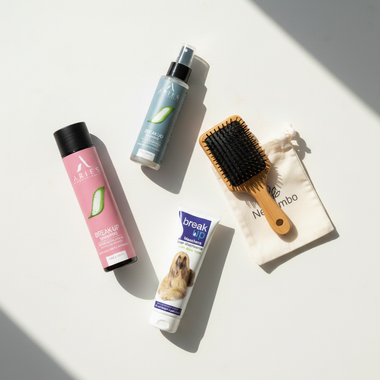 Kit Bagno — Flat lay prodotti: shampoo, maschera, balsamo spray Aries e spazzola bambù Nellumbo